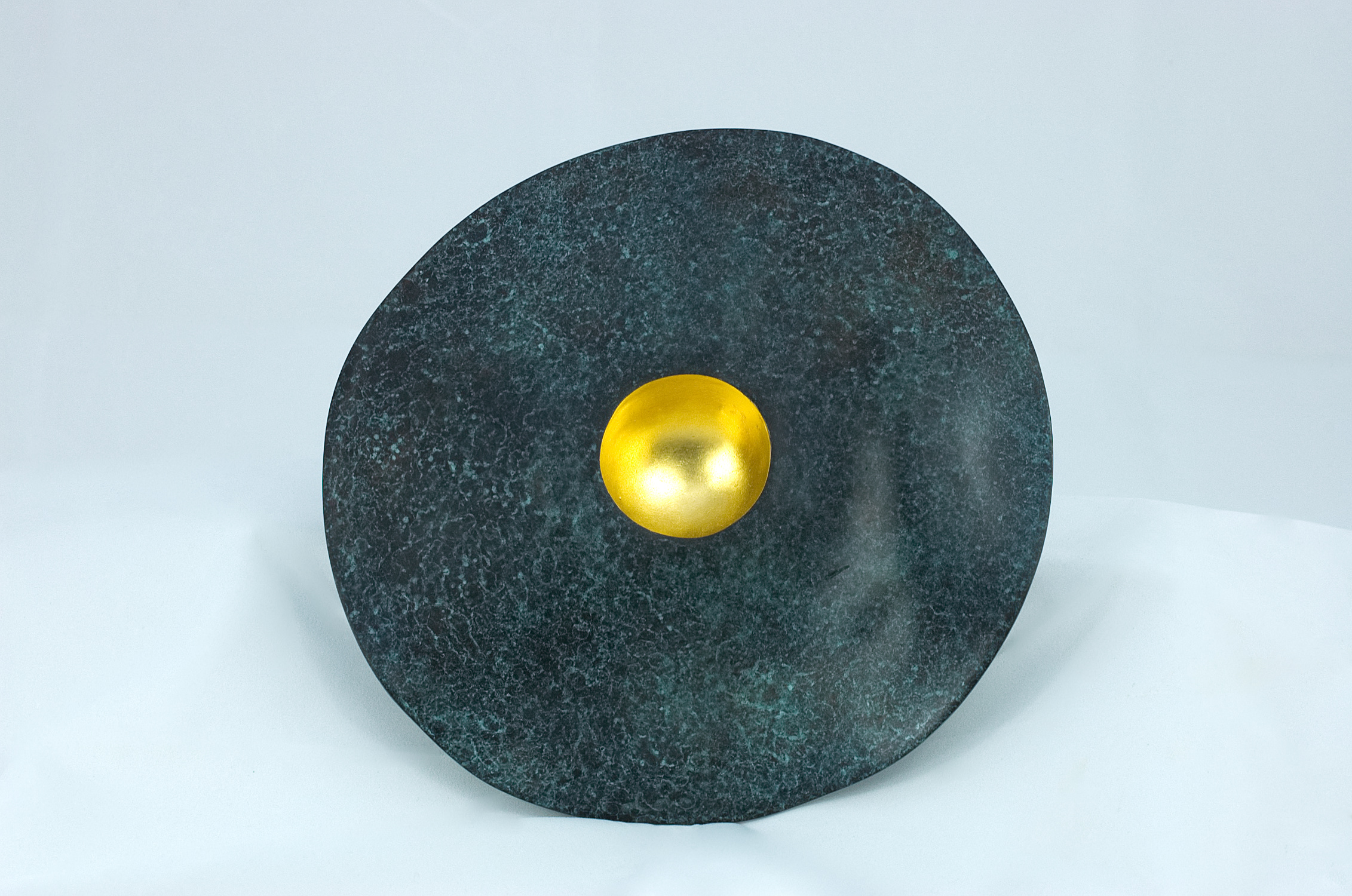 Modern sculpture in bronze. Wide rimmed bowl with the inside of the bowl gilded in 23.5 carat gold. 27 x 5 cms. 2018. One of an edition of 8.
