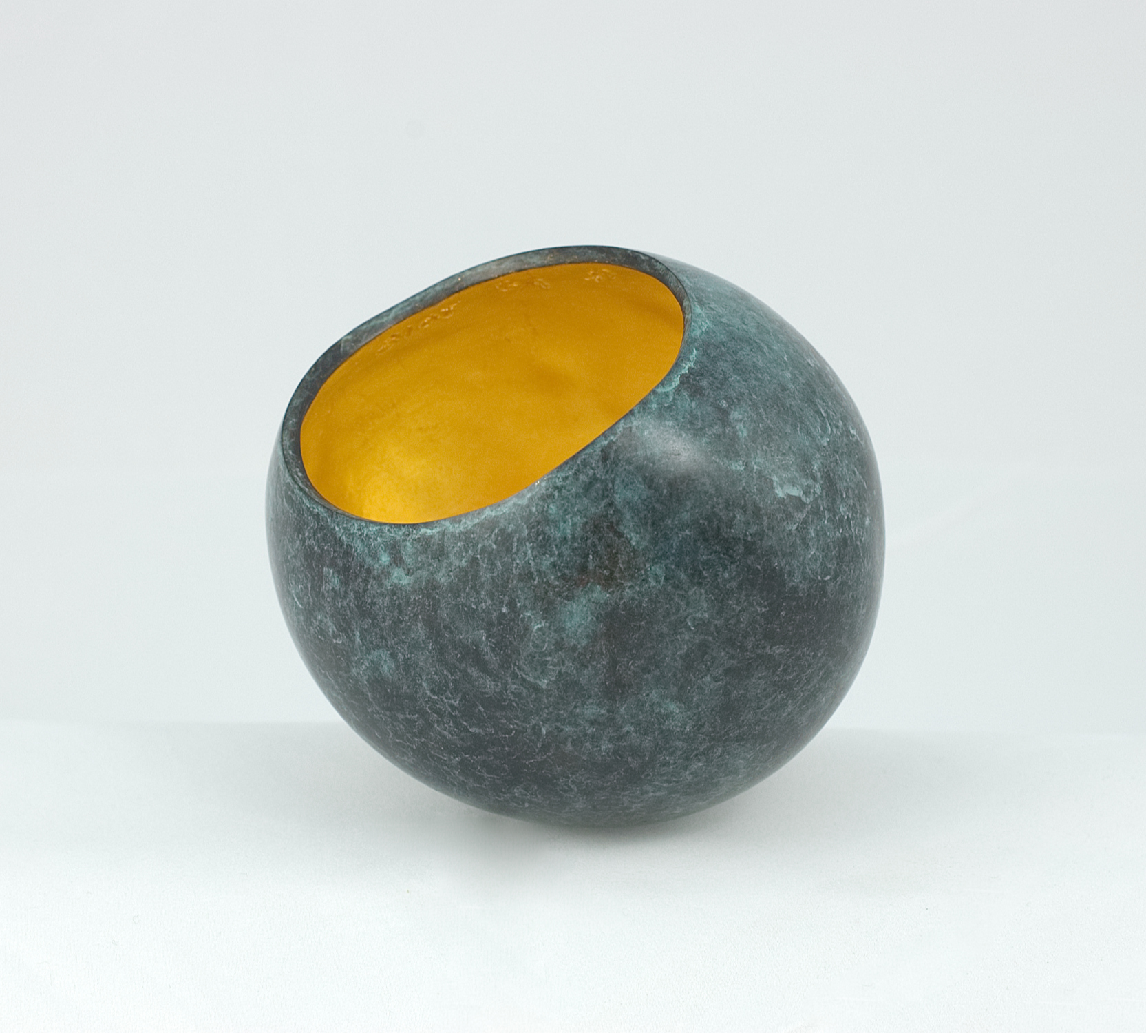Modern sculpture in bronze. Vessel, the inside of the bowl gilded in 23.5 carat gold. 12.5 x 11.5 cms. 2018. One of an edition of 8.