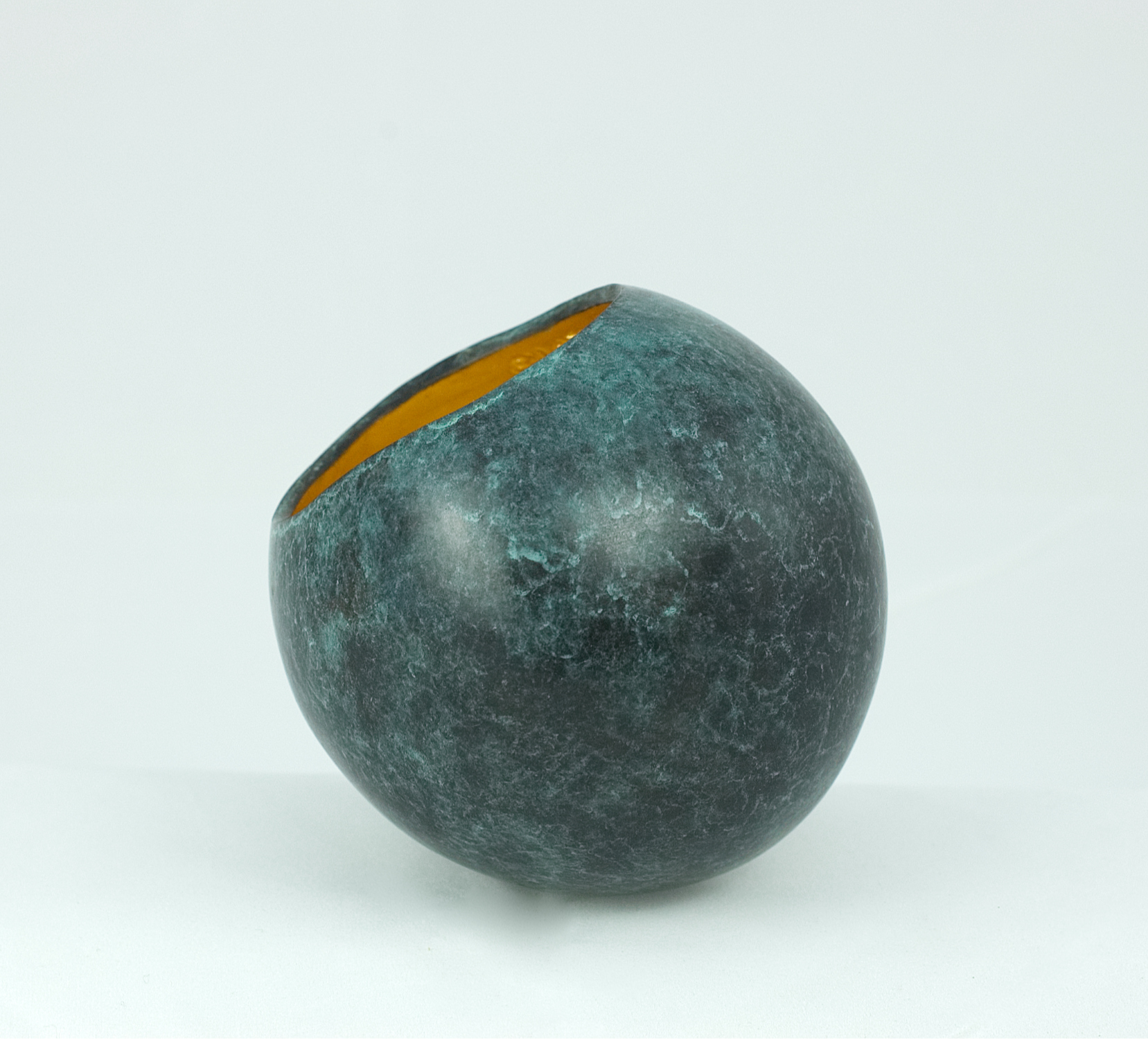 Modern sculpture in bronze. Vessel, the inside of the bowl gilded in 23.5 carat gold. 12.5 x 11.5 cms. 2018. One of an edition of 8.