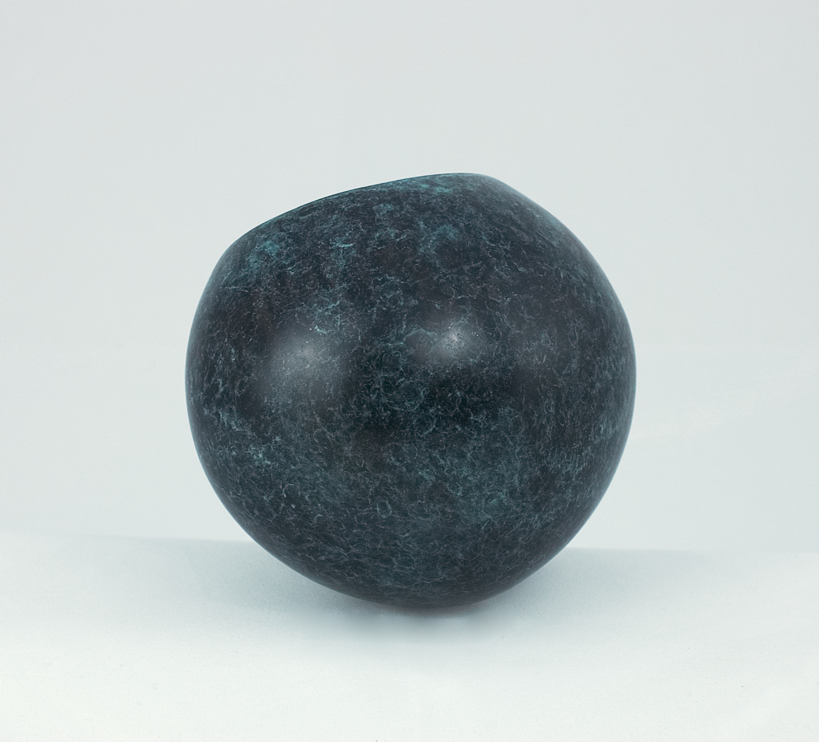 Modern sculpture in bronze. Vessel, the inside of the bowl gilded in 23.5 carat gold. 12.5 x 11.5 cms. 2018. One of an edition of 8.