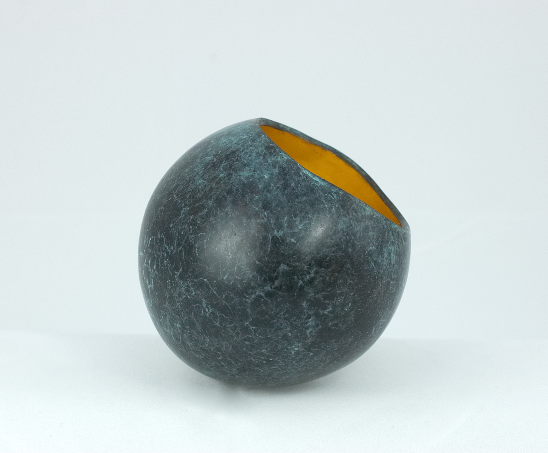 Modern sculpture in bronze. Vessel, the inside of the bowl gilded in 23.5 carat gold. 12.5 x 11.5 cms. 2018. One of an edition of 8.