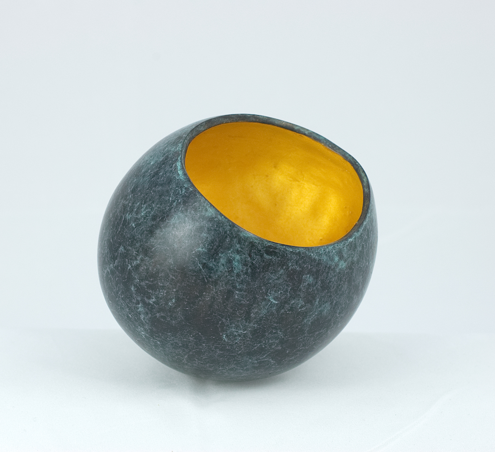 Modern sculpture in bronze. Vessel, the inside of the bowl gilded in 23.5 carat gold. 12.5 x 11.5 cms. 2018. One of an edition of 8.
