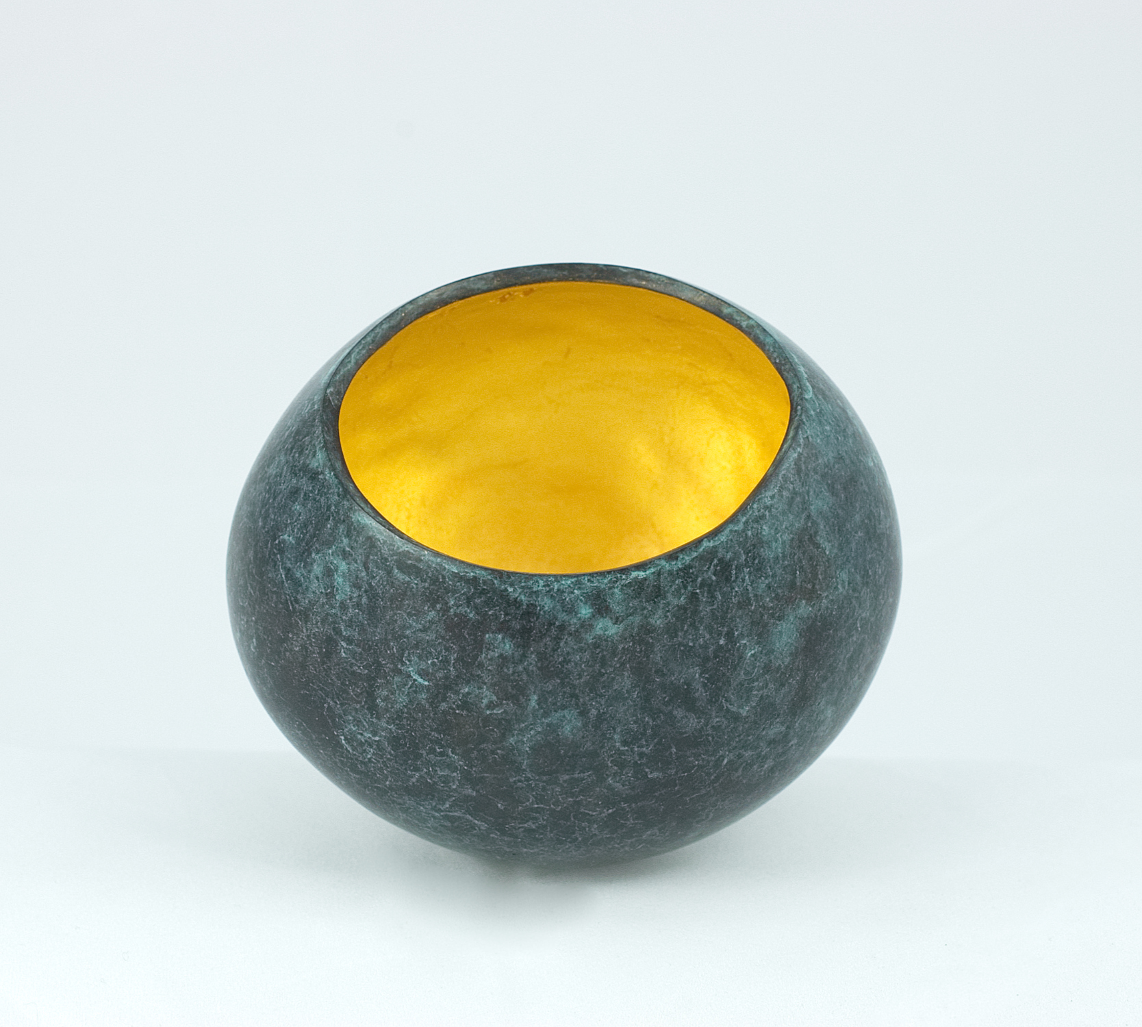 Modern sculpture in bronze. Vessel, the inside of the bowl gilded in 23.5 carat gold. 12.5 x 11.5 cms. 2018. One of an edition of 8.